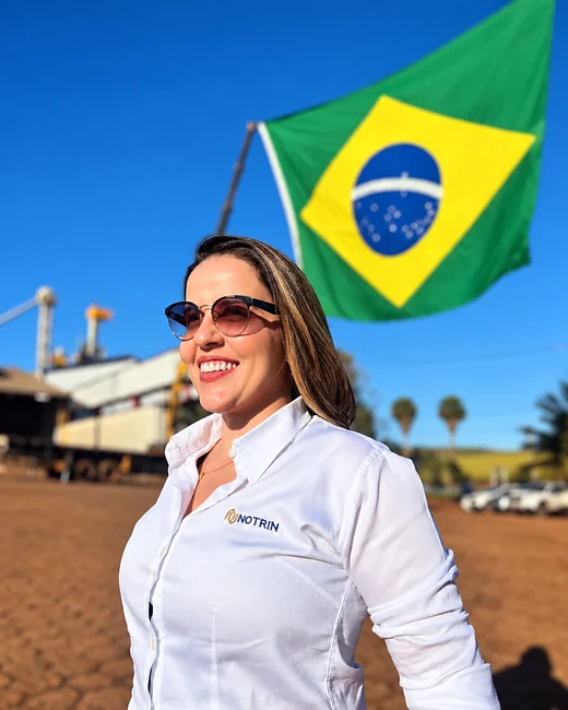 Raissa Curado com camisa da Notrin em uma unidade de armazenagem de grãos