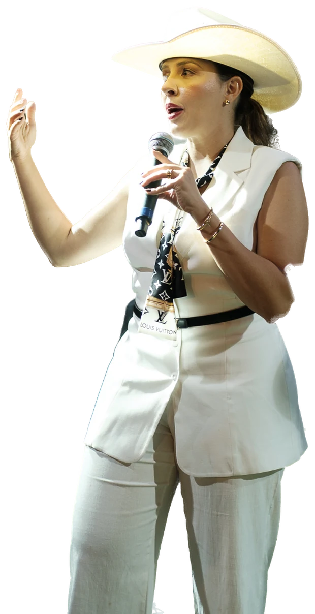 Raissa Curado palestrando com chapéu de produtora e microfone na mão